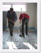 IMGP0053 * Vervolgens plaatsen we de vloerverwarming in de badkamer.