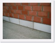 IMGP1754 * Onderbreking van de koudebrug tussen de vloerplaat en de binnenmuren met een blok cellenbeton.