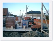 IMGP1784 * Optrekken van de muur van de wasplaats.