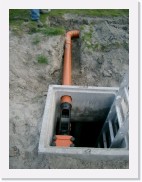 IMGP1797 * Plaatsing van het wisselsprongfilter in de regenput.