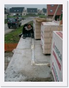 IMGP2487 * Op de thermische onderbreking van de luifels worden de mortelresten verwijderd.