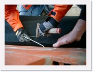 IMGP2650 * De slab wordt achter de lat geplaatst. Het geheel wordt bevestigd met slagpluggen.