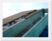 IMGP2888 * Op de spanten komt eerst een strip houtvezelplaat, als eerste isolatielaag.