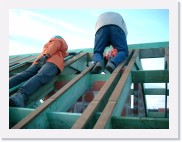 IMGP2983 * Ook de bovenkant van de tussenmuren op de zolder wordt goed ge�soleerd met rotswol.