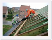 IMGP3121 * Er wordt een laag DPC gelegd om water dat eventueel onder de pannen terechtkomt naar de goot af te voeren.