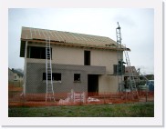 IMGP3272 * De houtvezelplaten worden op de linker dakhelft gelegd en bevestigd door de stoflatten.