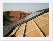 IMGP3523 * Detailfoto van de zonnepanelen. Boven en onder zijn ze al ingewerkt. Opzij is de gootset zichtbaar.