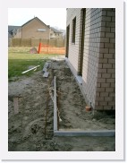 IMGP3563 * Ondertussen wordt gewerkt aan het padje rond ons huis.