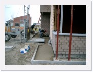 IMGP3602 * De overschot wordt rond het huis gelegd.