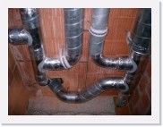 IMGP3673 * Dit is de opzet om de toevoer van lucht naar de slaapkamers te voorzien.
De buizen links op de foto maken deel uit van het afvoer gedeelte.