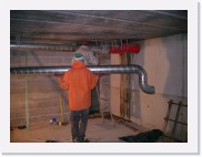 IMGP3699 * In de kelder wordt de verbinding met de aardwarmtewisselaar gemaakt.