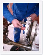 IMGP3801 * Na de leiding voor het water, worden de gasleidingen, in staal, gelegd.
De draad wordt op de buis getrokken.