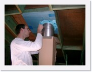 IMGP4106 * Rond de doorvoer van de schoorsteen wordt de ruimte opgevuld met restjes rotswol. Papiervlokken zijn hiervoor niet zo geschikt :-)