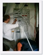 IMGP4798 * Eerste prioriteit: 
alle kabels die vanop de grond vertrekken moeten in de kast belanden want weldra leggen we de vloerisolatie.