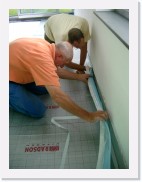 IMGP4924 * Tussen de muren en de isolatie wordt een strook randisolatie voorzien. Deze zorgt ervoor dat de chappe nergens rechtstreeks met de muur in contact komt.