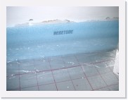 IMGP4938 * Detailfoto van de randisolatie. De blauwe strook wordt op de muur gekleefd. Een strook plastic wordt daarna op de vloerisolatie gekleefd zodat er geen chappe onder de platen door kan lopen.