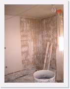 IMGP5376 * In deze hoek van de badkamer komt de douche. Dit wordt afgewerkt met waterdichte cement.