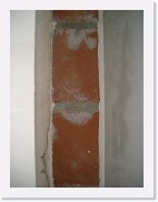 IMGP5481 * Aan de linkerkant zie je de dikte van de pleisterlaag waar de muurverwarming in verwerkt zit.
De totale pleisterdikte is 3 � 4 cm.