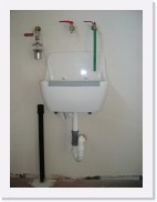imgp0420 * Onze uitgietbak, met links ernaast de bijvultrechter voor de regenput (moet nog verder aangesloten worden).